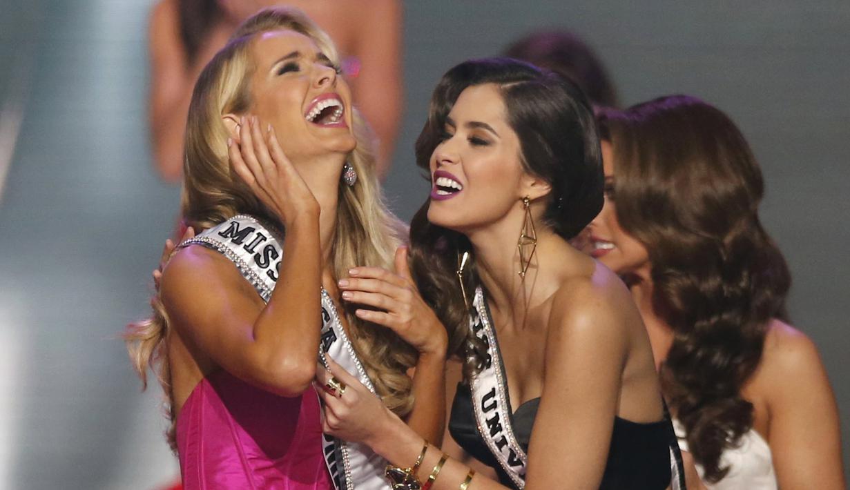 Olivia Jordan dari Oklahoma tampak terkejut saat Miss Universe 2014 Paulina Vega memasangkan selempang Miss USA 2015 setelah memenangkan kontes kecantikan tersebut di Baton Rouge, Louisiana, Minggu (12/7/2015). (REUTERS/Adrees Latif)