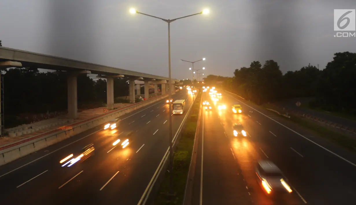 Pengendara mobil melintas di jalur contraflow ruas Tol Jakarta-Cikampek kawasan Jatiwaringin, Bekasi, Rabu (20/6). Hal itu dilakukan guna mengantisipasi kemacetan mengingat padatnya volume kendaraan terutama pada musim arus balik (Merdeka.com/Imam Buhori)