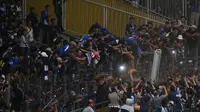 Suporter dan Pemain Persib Bandung merayakan gelar juara Final Piala Presiden 2015 di Stadion Gelora Bung Karno, Senayan, Jakarta, Minggu(18/10/2015). (Bola.com/Nicklas Hanoatubun).