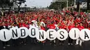 Penari menampilkan tarian khas Indonesia saat car free day (CFD) di Jalan Sudirman, Jakarta, Minggu (4/8/2019). Sebanyak 2.000 penari menampilkan 10 tarian khas Indonesia untuk menyatukan masyarakat yang sempat terpecah belah sehabis Pemilu 2019. (Liputa6.com/JohanTallo)