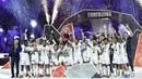 Pemain Real Madrid mengangkat trofi Piala Super Spanyol setelah mengalahkan Barcelona dengan skor 4-1 di Stadion King Saud University, Riyadh, Arab Saudi Senin (15/1/2024) dini hari WIB. (AP Photo)