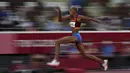Atlet Venezuela Yulimar Rojas berlaga pada final lompat jangkit putri Olimpiade Tokyo 2020 di Tokyo, Jepang, Minggu (1/8/2021). Wanita berusia 25 tahun ini meraih emas cabang olahraga atletik Olimpiade Tokyo 2020. (AP Photo/David J. Phillip)