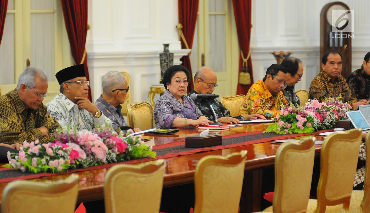 Para Dewan Pengarah Badan Pembinaan Ideologi Pancasila (BPIP) menemui Presiden Joko Widodo (Jokowi) di Istana Merdeka, Jakarta, Kamis (9/5/2019). Megawati Soekarnoputri yang mewakili Dewan Pengarah BPIP melaporkan hasil kerja lembaganya secara berkala kepada Jokowi. (Liputan6.com/Angga Yuniar)
