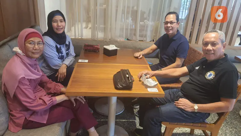 Potret Prof Tjandra Yoga Aditama dan Istri Ketika Bertemu Sepasang Suami Istri yang Merupakan Dokter Spesialis Mata yang Juga Pelaku Transplantasi Hati. (Dokumen Pribadi)