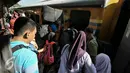 Sejumlah pemudik Lebaran saat masuk ke dalam kereta di Stasiun Senen, Jakarta, Kamis (30/6). H-7 jelang Hari Raya Lebaran Stasiun Senen mulai dipadati warga yang ingin berlebaran bersama keluarga di kampung halaman. (Liputan6.com/Yoppy Renato)