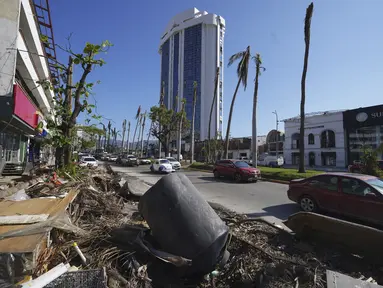 Puing-puing menumpuk pasca Badai Otis, di Acapulco, Meksiko, Minggu, 12 November 2023. (AP Photo/Marco Ugarte)