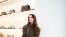 Bergaya estetik, Mahalini kenakan jaket berkerah tinggi dengan lace glove dan oversized boots hitam [@mahaliniraharja]