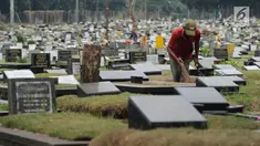 Petugas membersihkan makam di TPU Tanah Kusir, Jakarta, Selasa (29/8). Suku Dinas Kehutanan DKI Jakarta berencana memperluas area TPU Tanah Kusir sebesar 1,9 hektare. (Liputan6.com/Helmi Fithriansyah)