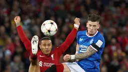 Gelandang Liverpool Thiago Alcantara (kiri) berebut bola melawan gelandang Rangers Ryan Kent dalam partai matchday 3 fase grup Liga Champions 2022/2023 yang digelar di Anfield, Rabu (5/10/2022) dini hari WIB. Berkat hasil ini, Liverpool pun menjaga posisi mereka di klasemen Grup A. (Nigel Roddis / AFP)