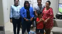 Ferdinand bersama keluarganya di kawasan Tanjung Bunga Makassar, Senin (25/12/2017).
