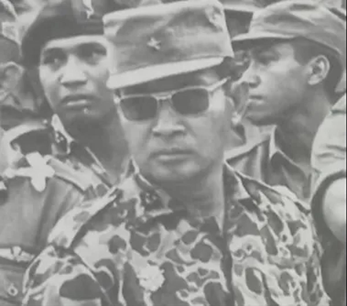 Selain Try Sutrisno, ada juga yang pernah membuat Soeharto tersinggung terkait bisnis anak-anaknya. Dia adalah Jenderal Soemitro. Soeharto pun mengucilkan Soemitro.