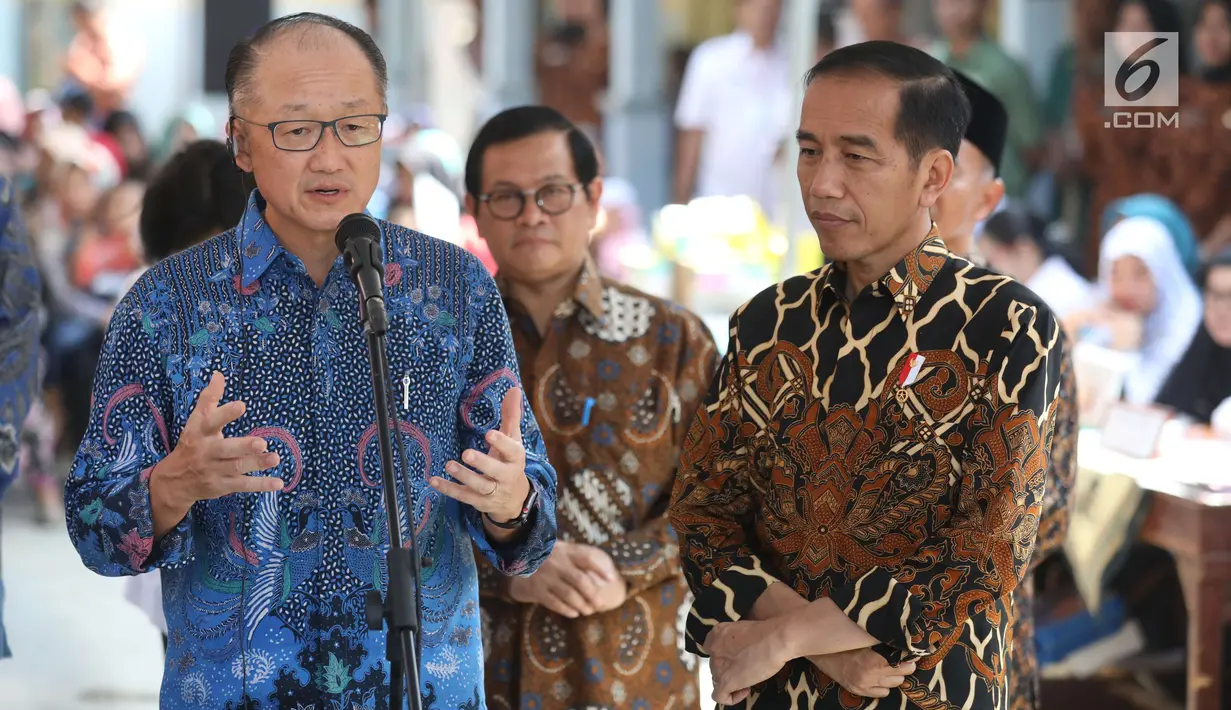 Presiden Joko Widodo (Jokowi) mengajak Presiden Bank Dunia Jim Yong Kim blusukan ke Desa Tangkil, Kecamatan Caring, Kabupaten Bogor, Jawa Barat, Rabu (4/7). Jokowi mengajak Kim meninjau Posyandu dan PAUD. (Liputan6.com/Angga Yuniar)