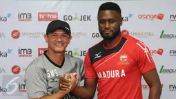 Pelatih Madura United, Mario Gomes de Oliviera (kiri) menyalami pemain barunya Boubacar Sanogo usai diperkenalkan di Stadion Patriot Candrabhaga, Bekasi, Rabu (3/5). Madura United akan melawan Persija, Kamis (4/5). (Liputan6.com/Helmi Fithriansyah)