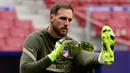 Jan Oblak. Kiper asal Slovenia berusia berusia 28 tahun ini telah memperkuat Atletico Madrid sejak musim 2014/2015. Musim ini ia telah tampil dalam 41 laga di semua ajang. Dengan Nilai pasar yang cukup tinggi mencapai 90 juta euro, namun sepadan dengan kualitasnya. (AFP/Javier Soriano)