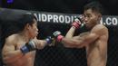 Petarung Indonesia, Stefer Rahardian, beradu pukulan dengan petarung Filipina, Robin Catalan, saat bertarung pada laga ONE Championship di Istora Senayan, Jakarta, Sabtu (19/1). Stefer Rahardian kalah dari Robin Catalan. (Bola.com/M. Iqbal Ichsan)