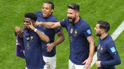 Enam menit kemudian akhirnya Prancis sudah mampu unggul 1-0 berkat gol Aurelien Tchouameni. Bola tembakan kerasnya dari  luar kotak penalti yang mengarah ke pojok kiri gawang tak mampu dijangkau Jordan Pickford. (AP/Hassan Ammar)