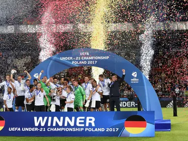 Para pemain Jerman U-21 merayakan keberhasilan meraih trofi juara Piala Eropa 2017 di Krakow, Polandia,(30/6/2017). Jerman U-21 menang atas Spanyol U-21 dengan skor 1-0. (AFP/Janek Skarzynski)