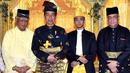 Presiden Joko Widodo foto bersama dengan Sultan Deli, Tuanku Mahmud Lamantjiji Perkasa Alam dan Pemangku Sultan Deli Tengku Hamdy Osman Delikhan Al-Haj di Istana Maimoon, Minggu (6/10). (Liputan6.com/HO/Biropers)