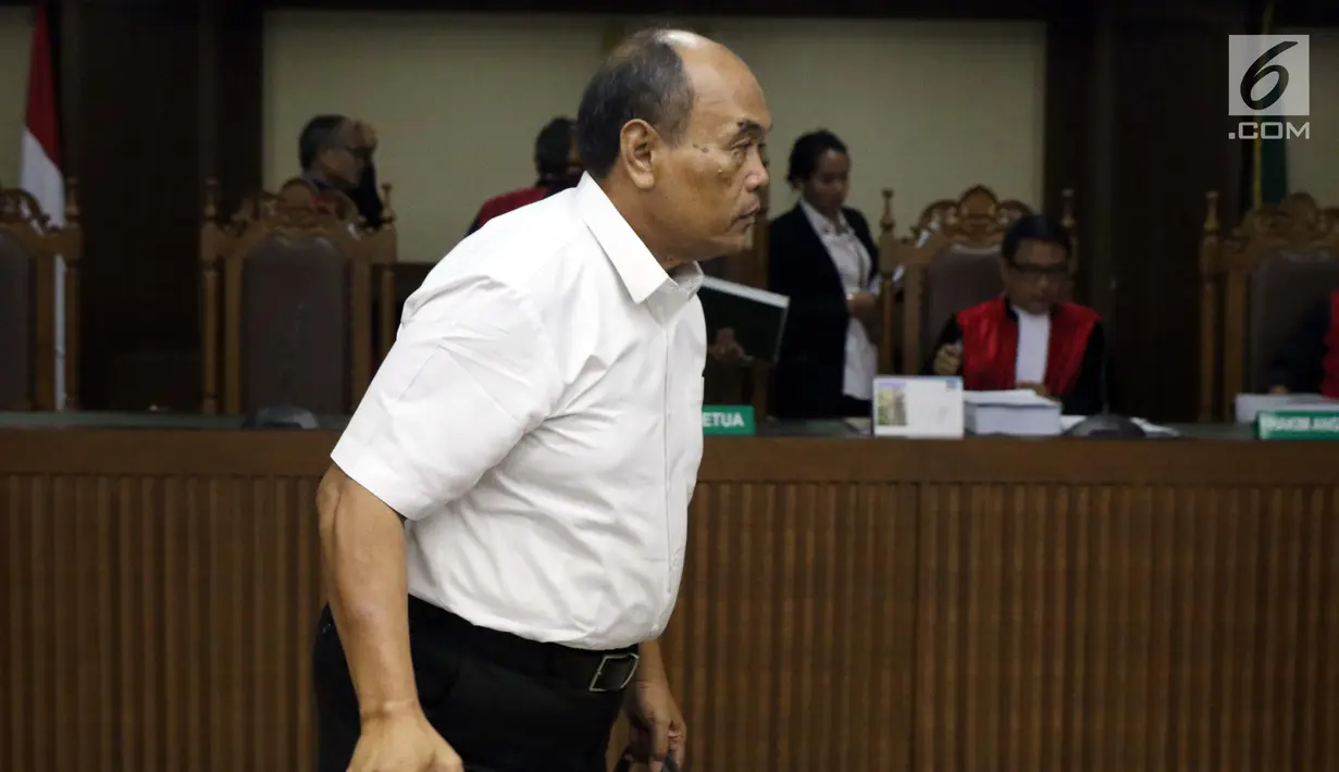 Mantan Direktur Utama PT Asuransi Jasa Indonesia, Budi Tjahjono usai menjalani sidang pembacaan tuntutan di Pengadilan Tipikor, Jakarta, Rabu (13/3). Budi Tjahjono dituntut 9 tahun penjara dan denda Rp 600 juta. (Liputan6.com/Helmi Fithriansyah)