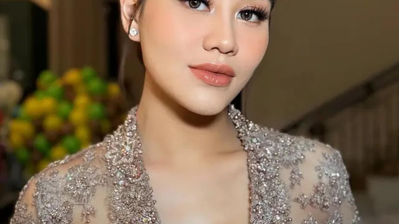 Meski baru dua jam tidur karena harus mengurus buah hatinya yang baru lahir, Aaliyah tetap hadir dengan senyum hangat dan aura keibuan yang memikat. [@ochiipramita].