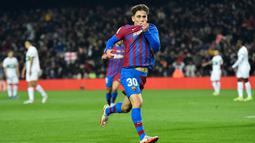 Gavi. Gelandang tengah berusia 17 tahun yang musim 2021/2022 ini baru dipromosikan dari tim yunior Barcelona ke tim senior memiliki klausa pelepasan senilai 42,75 juta pound. Total telah tampil 25 laga di semua ajang, ia mampu mencetak 1 gol dan 3 assist. (AFP/Pau Barrena)