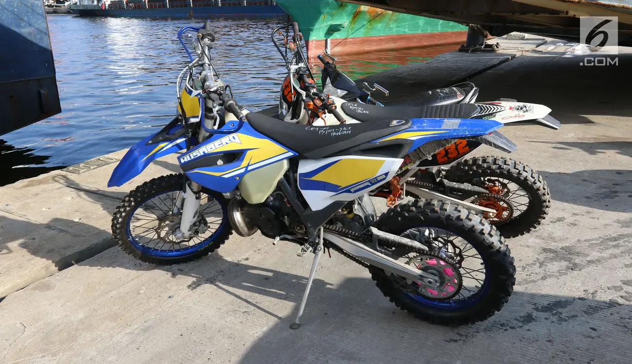 Moge sitaan KPK dari Bupati Hulu Sungai Tengah (HST) nonaktif Abdul Latif tiba di Pelabuhan Tanjung Priok, Jakarta, Senin (19/3). Selain pembuktian perkara, KPK menyita moge tersebut untuk mencegah penurunan nilai barang. (Liputan6.com/Angga Yuniar)