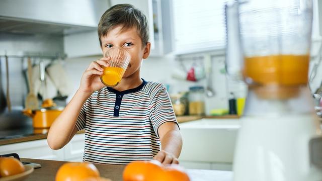 ilustrasi anak minum jus