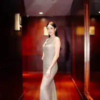 Anya Geraldine yang baru saja menggelar pesta ultah meriah di usianya yang ke-28, kali ini tampil super elegan di Gala Premiere film Layangan Putus. [Foto: Instagram/anyageraldine]