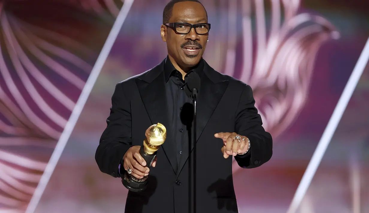 Eddie Murphy menerima penghargaan Cecil B. DeMille selama malam penganugerahan Golden Globes ke-80 di Beverly Hilton Hotel di Beverly Hills, California (10/1/2023). Sebelum Murphy, peraih Penghargaan Cecil B. DeMille di antaranya Tom Hanks, Oprah Winfrey dan Meryl Streep. (Rich Polk/NBC via AP)