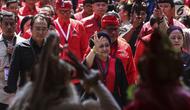 Ketua Umum Partai Demokrasi Indonesia Perjuangan (PDIP) Megawati Soekarnoputri didampangi Tokoh PDIP yang juga Menko PMK Puan Maharani tiba menghadiri Kongres V PDIP di Grand Inna Beach, Sanur, Bali, Kamis (8/8/2019). (Liputan6.com/Johan Tallo)