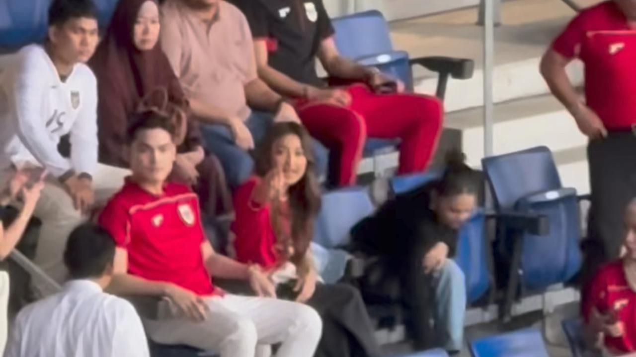 Potret Cantik Duo Bestie Jennifer Coppen dan Azizah Salsha Nonton Bareng Timnas Indonesia di Jepang