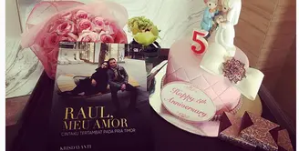 Krisdayanti dan Raul Lemos merayakan ulang tahun pernikahannya yang kelima di Bali bersama kedua buah hati hasil pernikahannya. (Instagram/@krisdayantilemos)