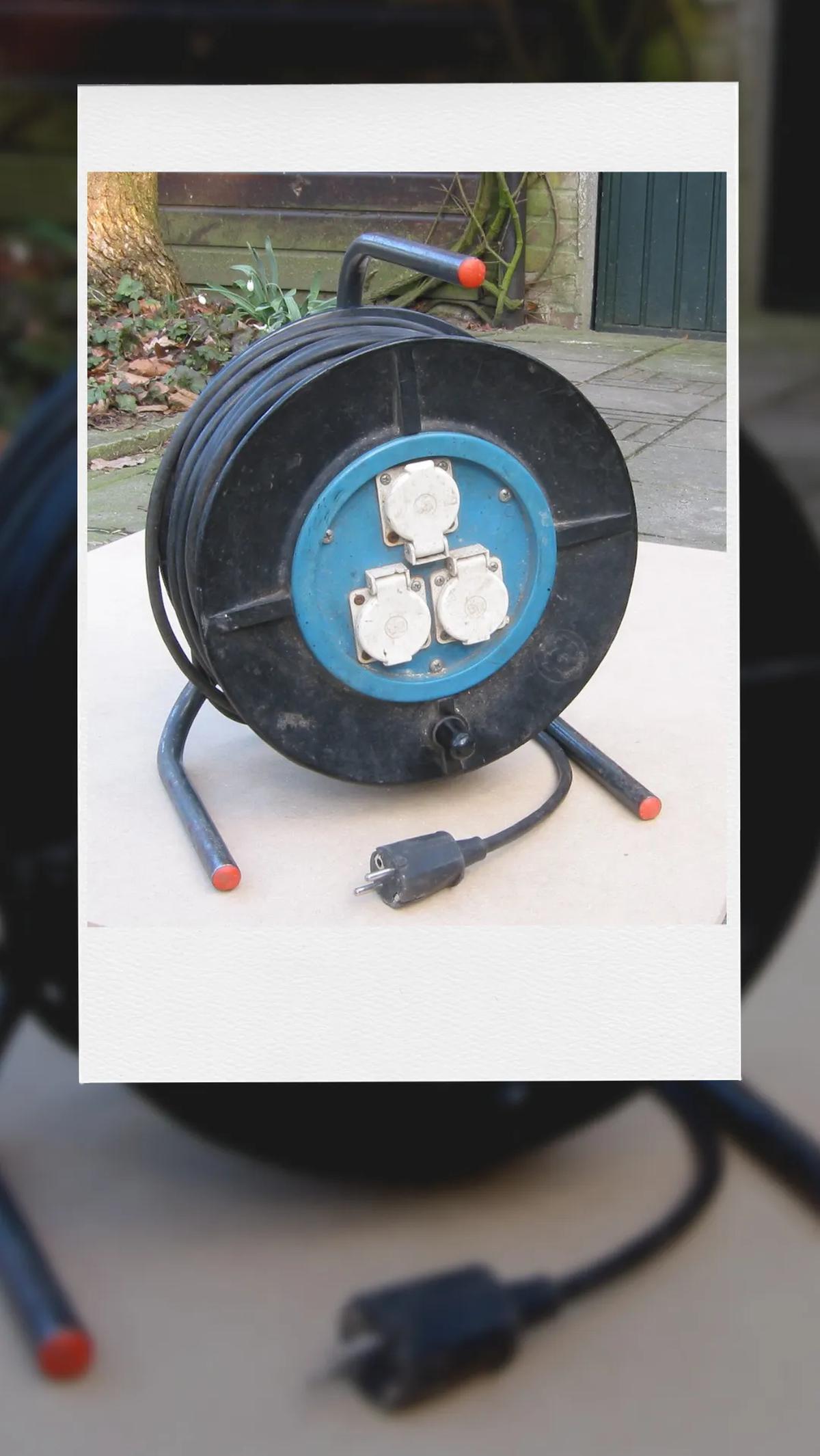 5. Stop Kontak dan Kabel Roll