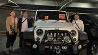 BPRD DKI menempel stiker pada kaca mobil Jeep Wrangler Rubicon karena menunggak pajak. Razia pajak ini dilakukan di tempat parkir Citos, Jakarta Selatan. (Dok BPRD DKI)