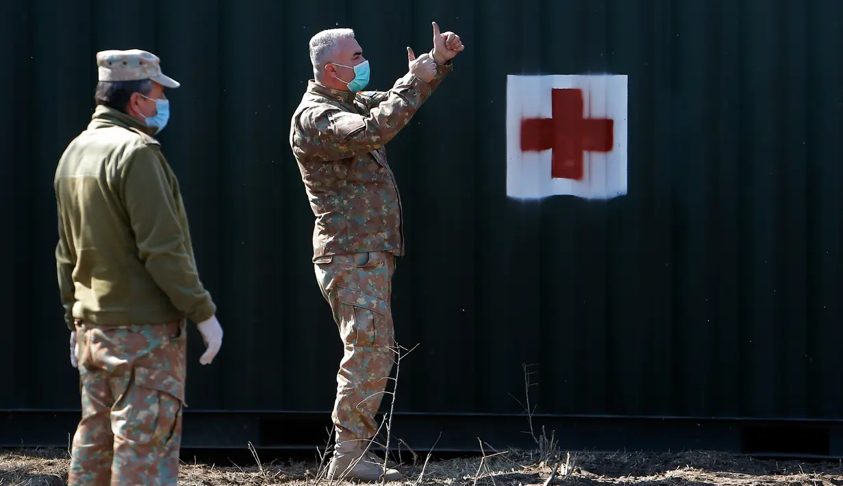 Tentara Rumania mendirikan rumah sakit militer di Otopeni, Bucharest, Rumania (19/3/2020). Rumania menyatakan status darurat mulai 16 Maret, sebagai upaya memastikan bahwa pemerintah menggunakan semua sumber daya untuk melawan epidemi COVID-19. (Xinhua/Cristian Cristel)