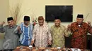 Para sesepuh dan pendiri PPP berfoto bersama  seusai memberi keterangan pers di Jakarta, Kamis (18/2). Para sesepuh PPP mengajak kedua kubu yakni Djan Farid dan Romahurmuziy segera mengakhiri perseteruan dengan segera islah. (Liputan6.com/Johan Tallo)
