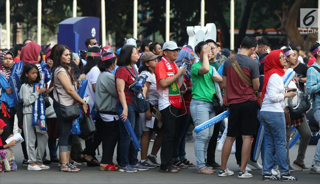 Calon penonton antre untuk masuk menyaksikan laga final bulu tangkis beregu putra di Istora Senayan Jakarta, Rabu (22/8). Laga final bulu tangkis beregu putra mempertemukan Indonesia melawan China. (Liputan6.com/Helmi Fithriansyah)