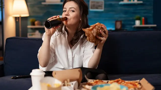 Suka Makan Malam? Coba 5 Tips Ini agar Berat Badan Tetap Terjaga - 3