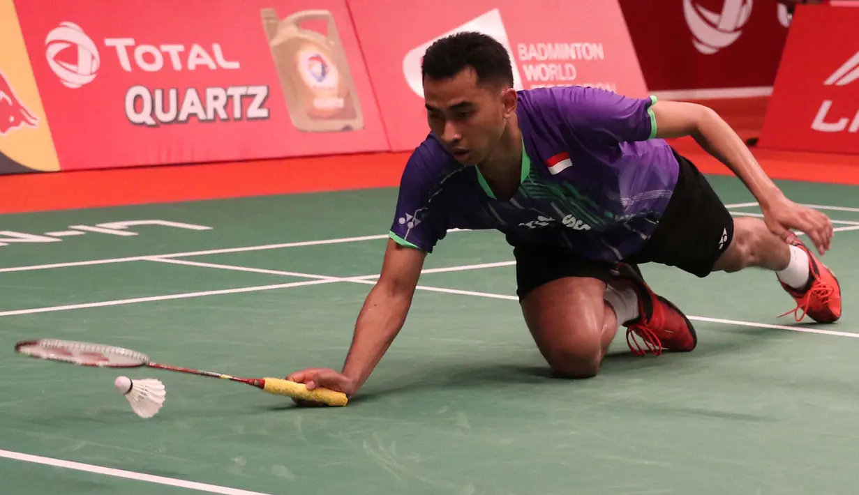 Tommy Sugiarto kalah tiga gim dengan skor 26-24 8-21 22-20. (Bola.com/Arief Bagus)