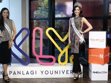 Puteri Indonesia 2018 Sonia Fergina Citra dan Puteri Indonesia Lingkungan 2018 Vania Herlambang berpose seusai mengisi acara #KLYLOUNGE bertema Hari Batik Nasional di kantor KLY, Jakarta, Selasa (2/10). (Liputan6.com/Herman Zakharia)