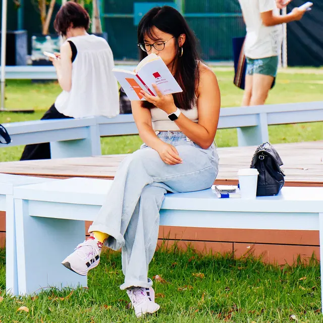 Miu Miu Summer Reads, Saat Taman Dunia Disulap Jadi Perpustakaan Terbuka yang Modis