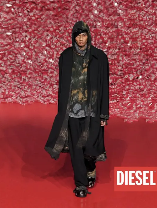 Raihan Fahrizal juga tampil mewarnai panggun Diesel saat Milan Fashion Week. Tampilan ber-layer hadirkan pesona yang begitu misterius.  [Foto: Instagram/ raihanfahrizal_]