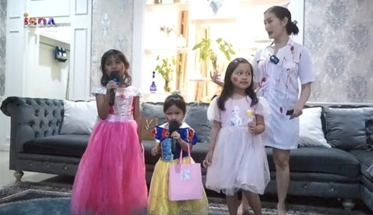 Selain pose menakutkan, Iis Dahlia juga menghibur seisi rumah dengan lantunan suara merdunya. Seisi rumah kompak berjoget. (Liputan6.com/YouTube/Isda Family).