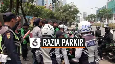 Dishub Jakarta Utara menggelar razia parkir di kawasan Pluit. Razia dengan sasaran ojek online (Ojol) dilakukan persuasif guna mencegah bentrok. Sehari sebelumnya terjadi bentrok antara petugas dan pengemudi ojol yang viral di sosmed.