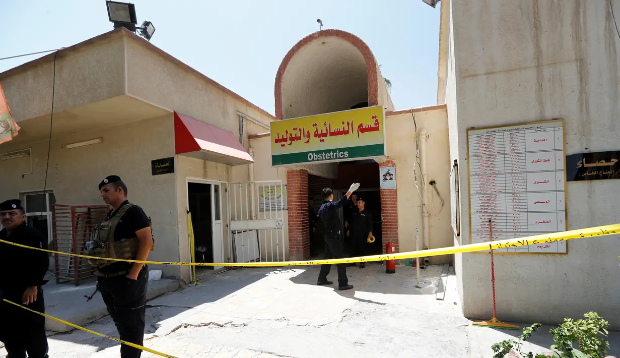 Pasukan keamanan berjaga di depan bangsal bersalin setelah insiden kebakaran di Rumah Sakit Yarmouk, Baghdad, Rabu (10/8). Berdasarkan investigasi awal, kebakaran yang menewaskan 11 bayi prematur itu disebabkan arus pendek. (REUTERS/Thaier Al - Sudani)