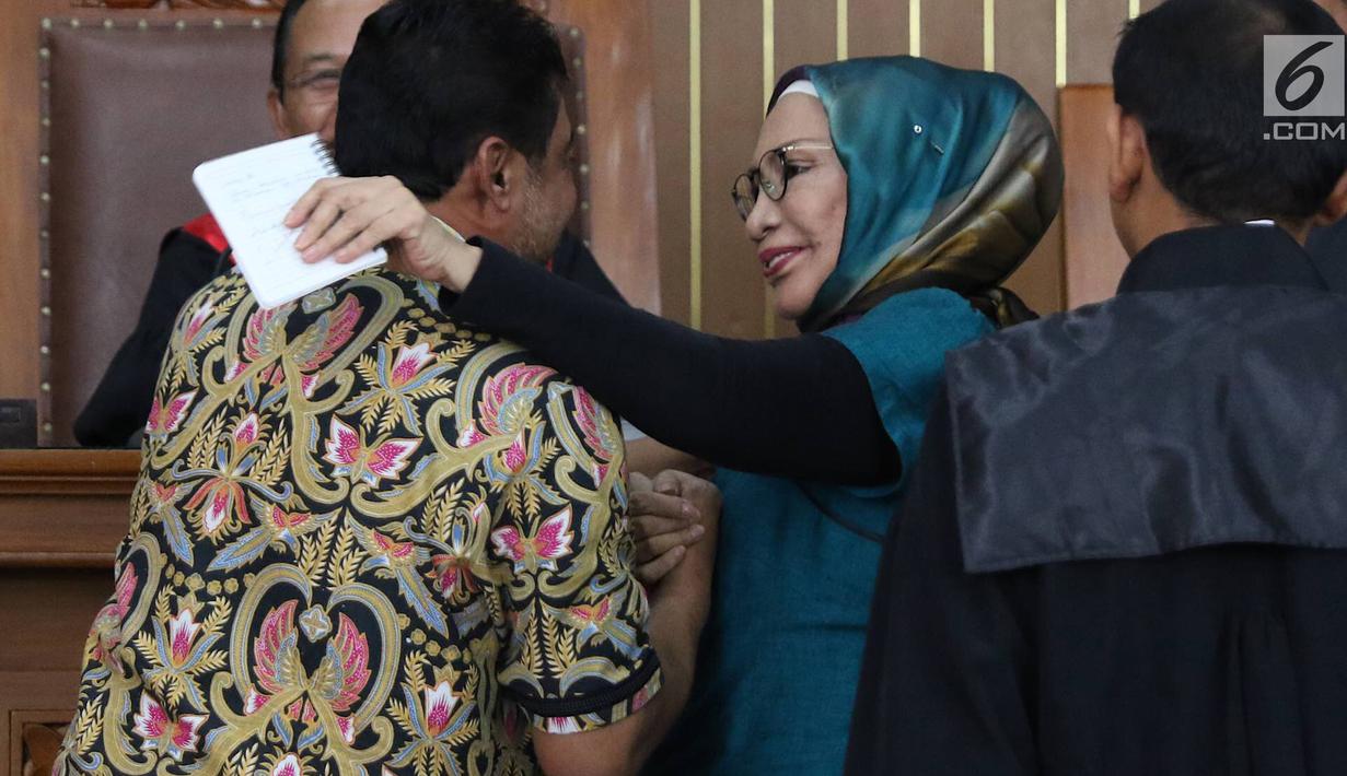 Terdakwa kasus penyebaran berita bohong atau hoaks Ratna Sarumpaet (tengah) memandang Presiden Konfederasi Serikat Pekerja Indonesia (KSPI) Said Iqbal dalam sidang lanjutan di PN Jakarta Selatan, Selasa (9/4). Sidang beragendakan mendengar keterangan saksi. (Liputan6.com/Immanuel Antonius)