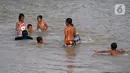 Anak-anak bermain air di area Bendungan Katulampa, Kota Bogor, Jawa Barat, Senin (3/8/2020). Debit air sungai Ciliwung di Bendung Katulampa yang mengalami penyusutan sejak satu bulan terakhir dimanfaatkan anak-anak untuk bermain air dan layangan. (Liputan6.com/Helmi Fithriansyah)