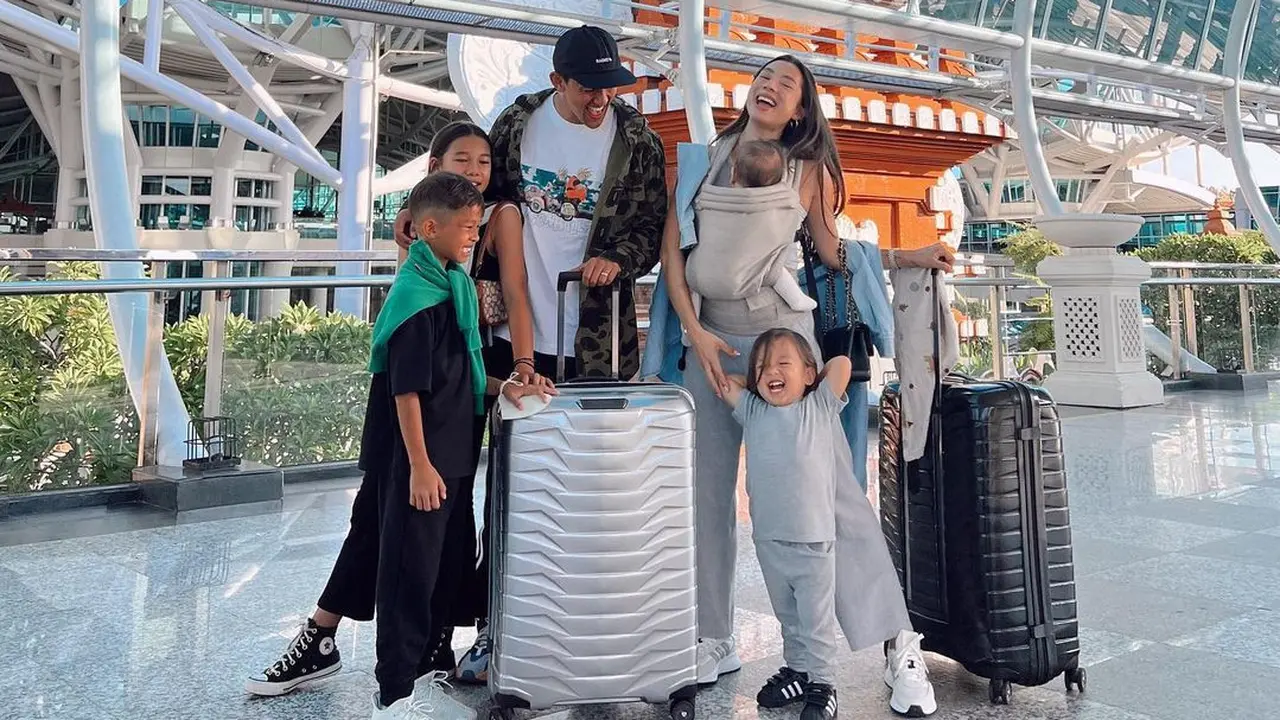 Irfan dan Jennifer Bachdim ajak keempat anaknya ke London. (Foto: Instagram/jenniferbachdim)