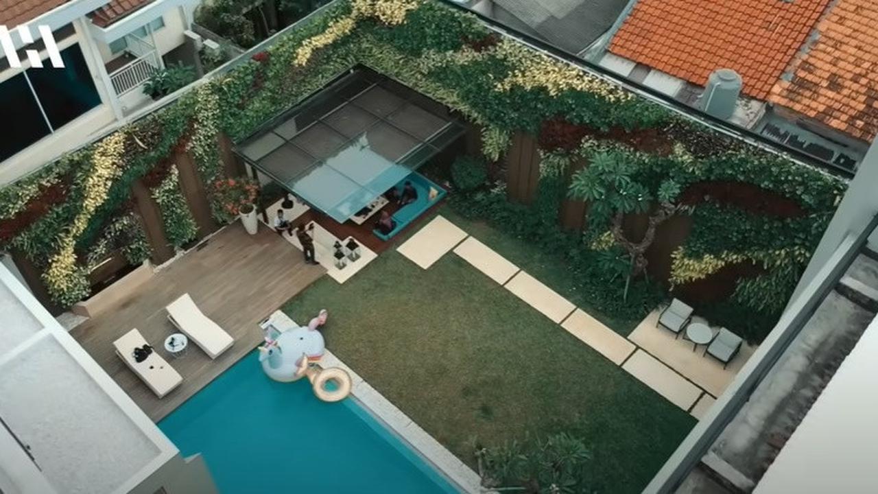8 Potret Vertical Garden Rumah Mewah Titi Kamal dan Christian Sugiono, Indah dengan Nuansa Alam - Vibes bak Vila Bali