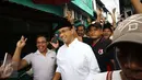 Cagub DKI Jakarta nomor 3, Anies Baswedan saat memantau pemilihan ulang di TPS 29, Kampung Pulo, Kalibata, Jakarta Selatan, Minggu (19/2). Sebanyak 512 DPT di kelurahan tersebut terpaksa melakukan PSU. (Liputan6.com/Helmi Afandi)